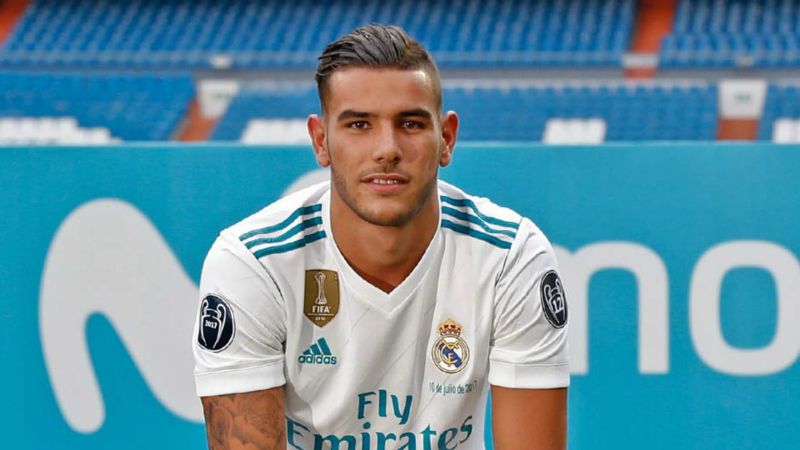 Theo Hernandez lớn lên trong một gia đình có truyền thống bóng đá